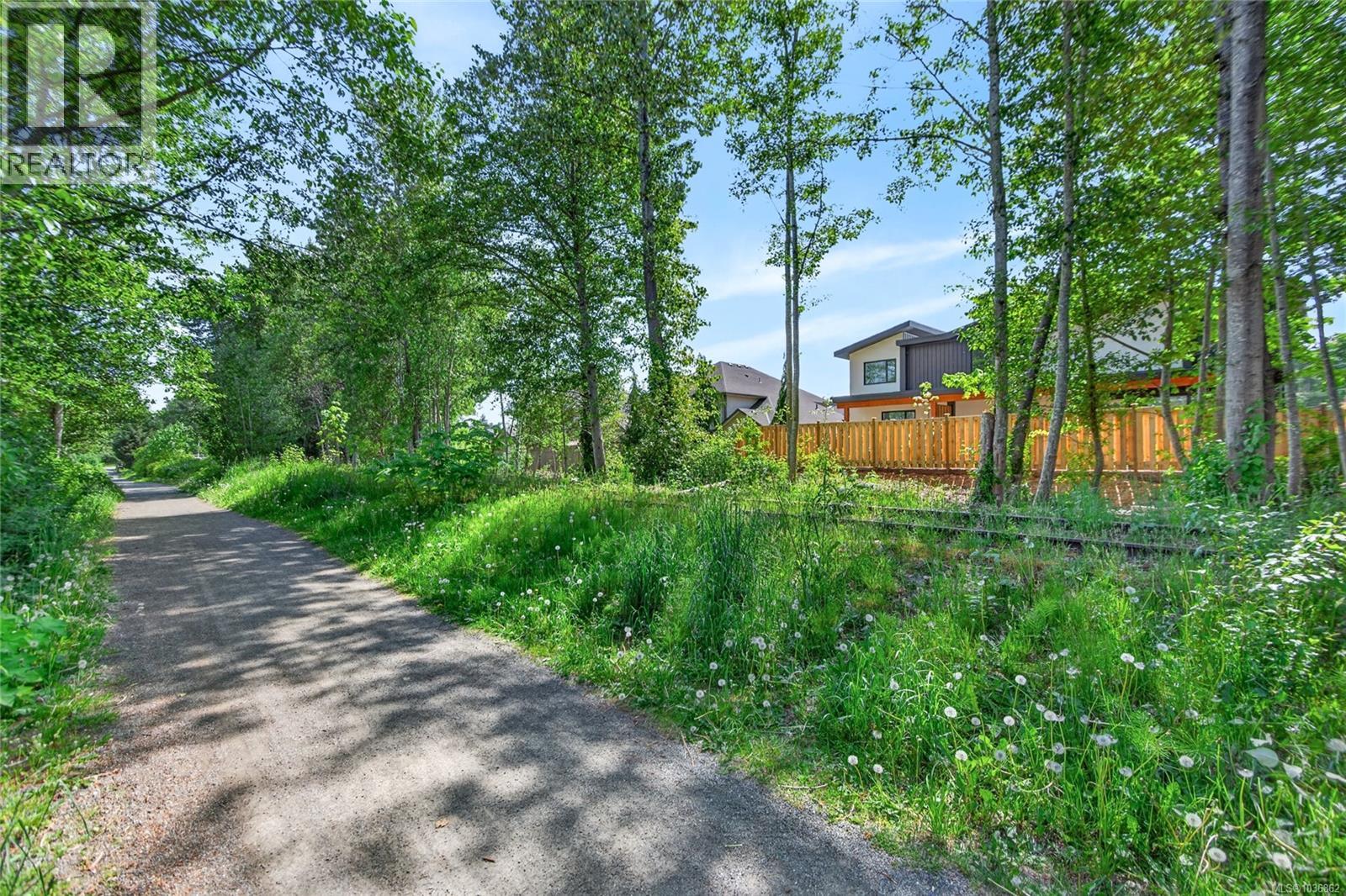 #4 1590 Piercy Ave - 22