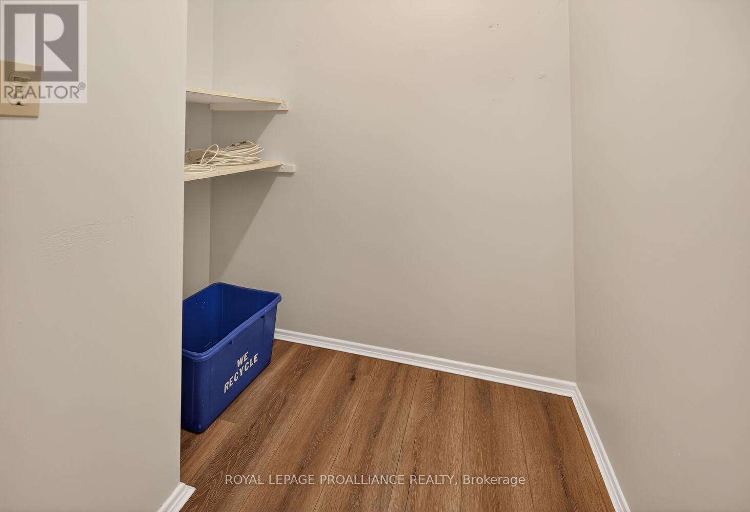 #502 95 WINDSOR DRIVE - 21