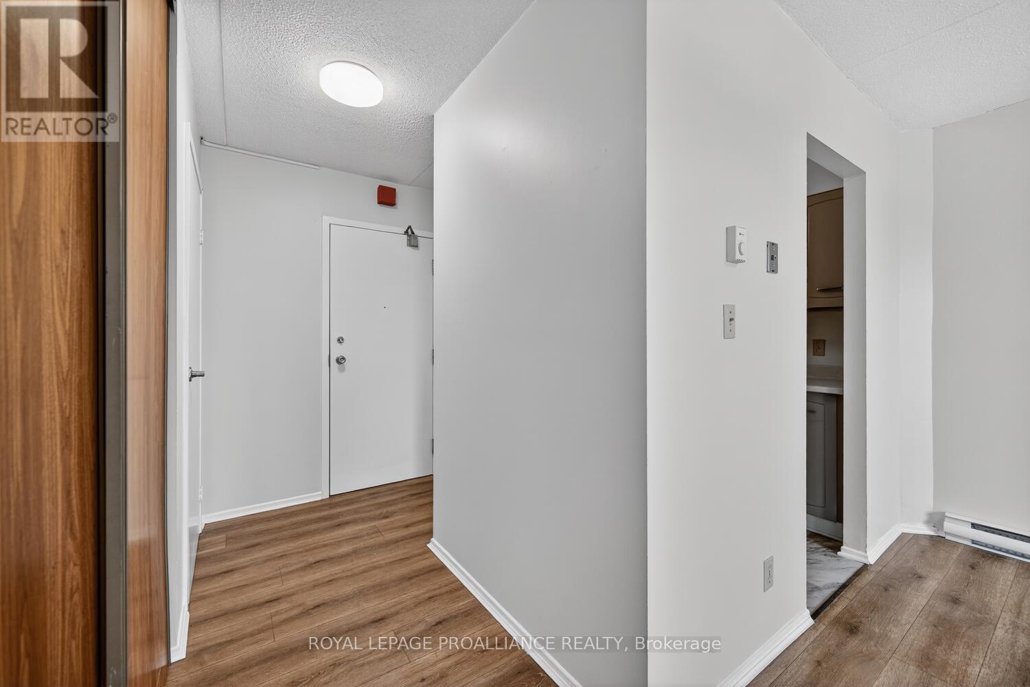 #502 95 WINDSOR DRIVE - 8