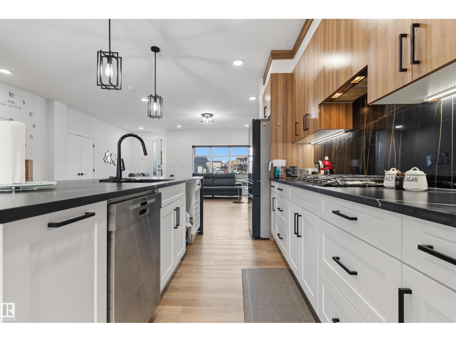 4373 37 ST - 12