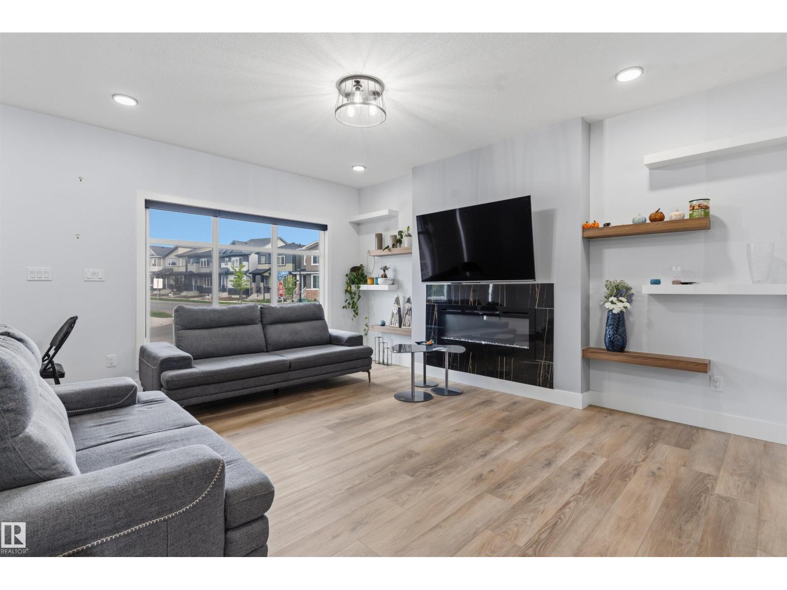 4373 37 ST - 5