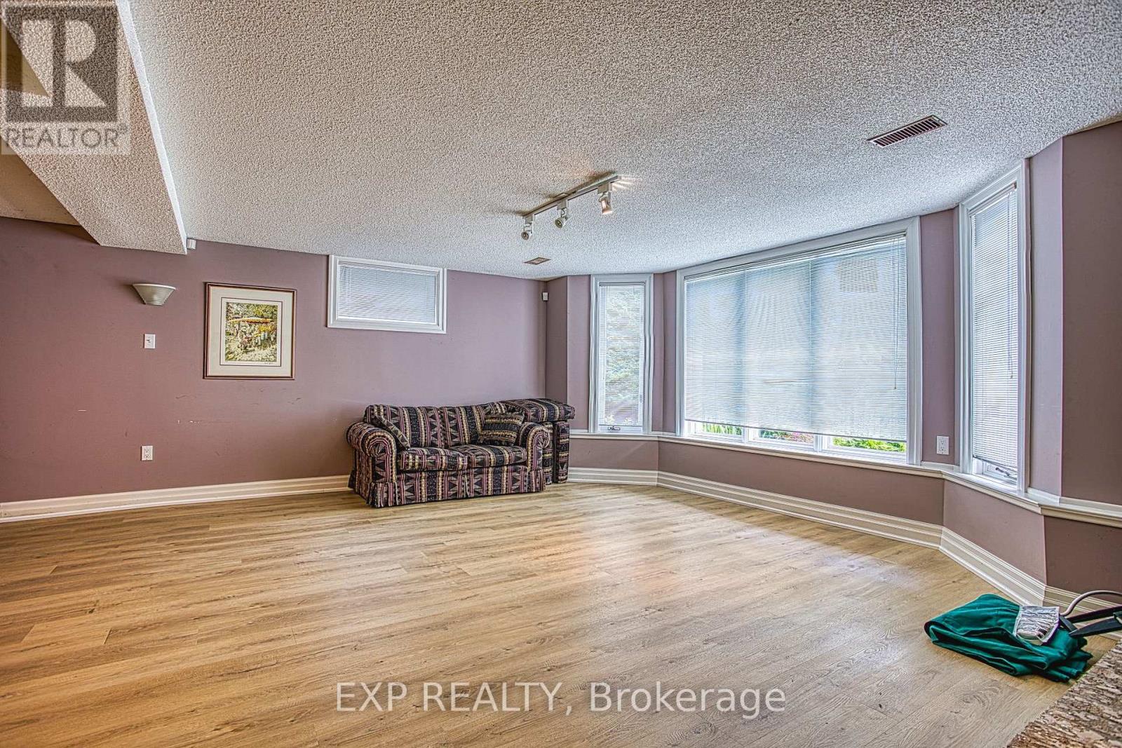 22 BURT COURT - 33
