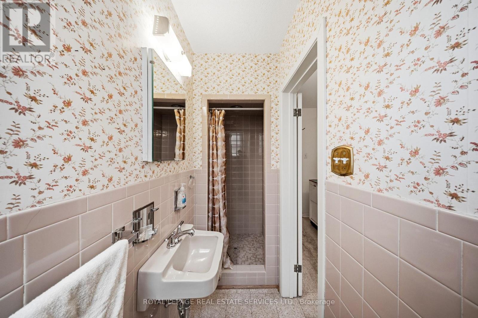 28 BEMERSYDE DRIVE - 32