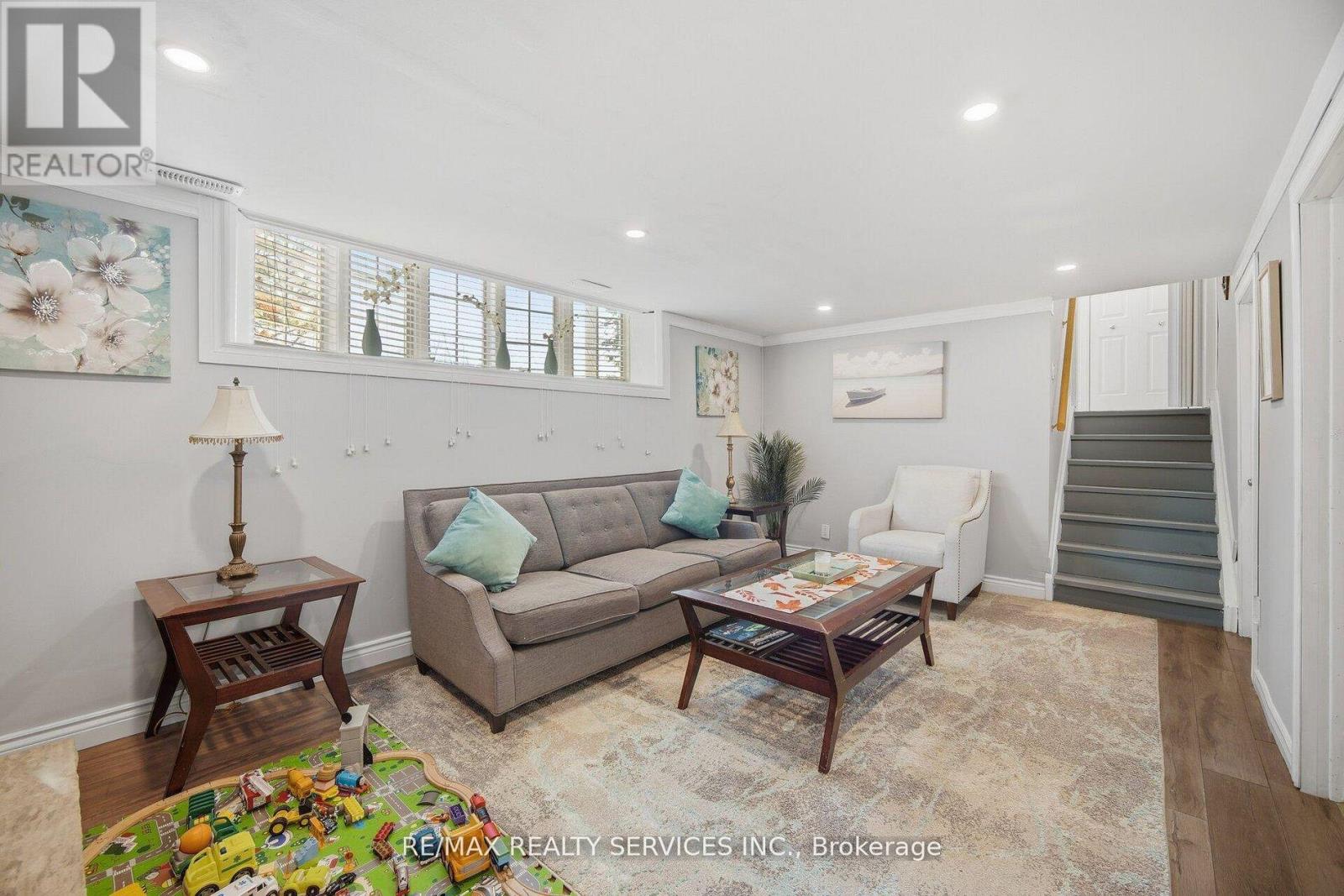 68 ELGIN DRIVE - 35