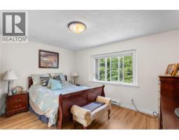 1615 Agnew Ave, Saanich, BC V8N6K6 Photo 23