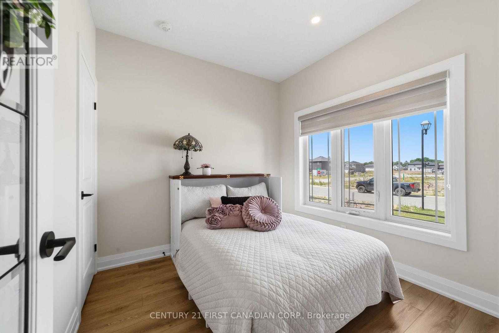 4 POSTMA CRESCENT - 7