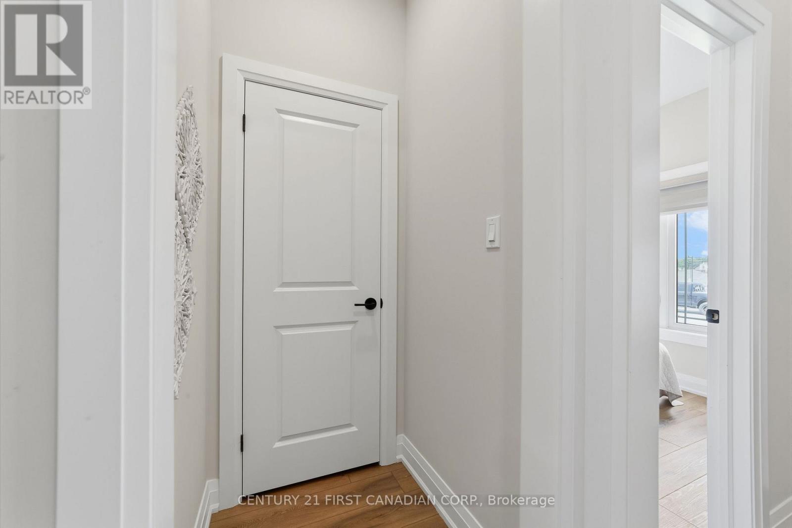 4 POSTMA CRESCENT - 8