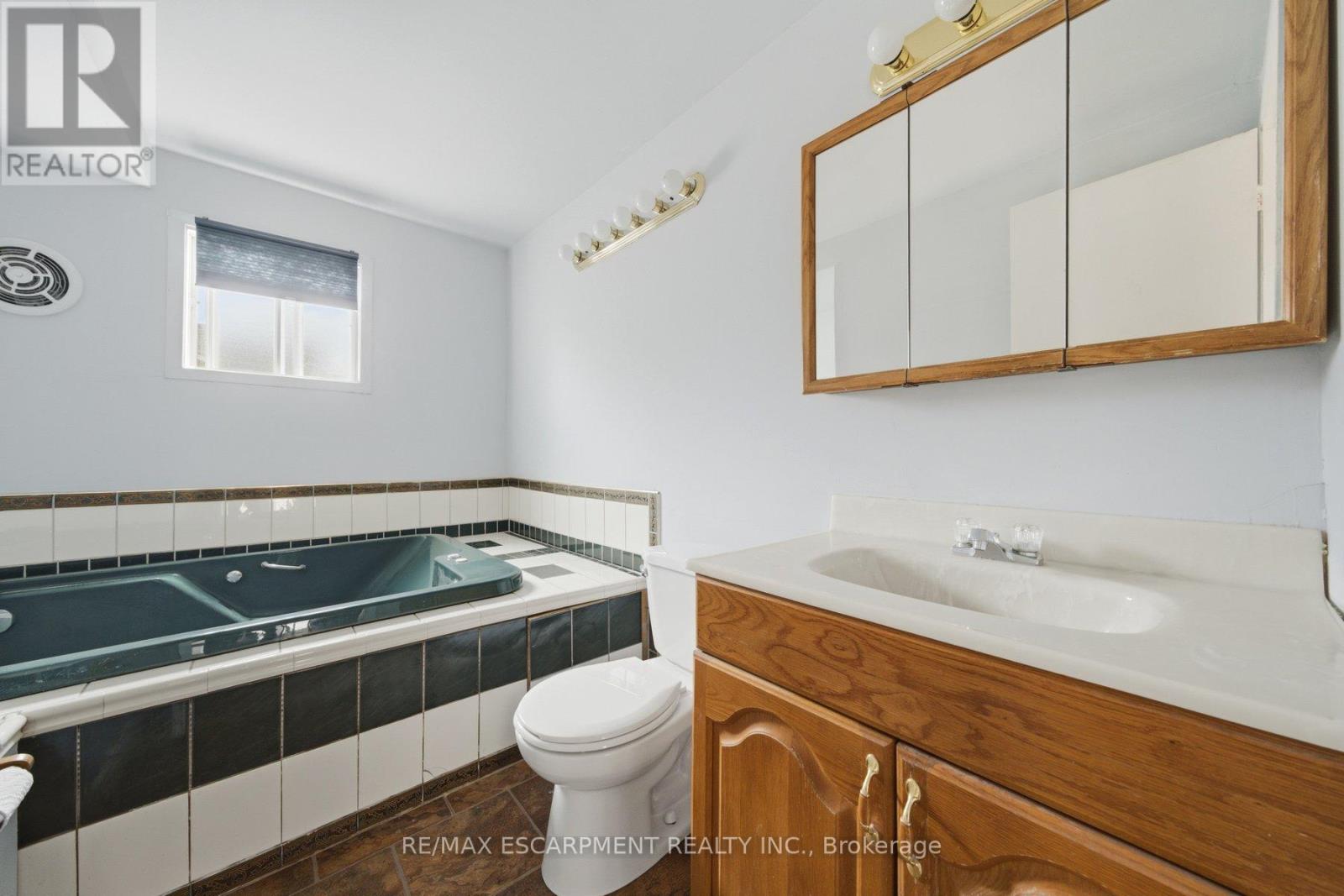 3 TWINOAKS CRESCENT - 11