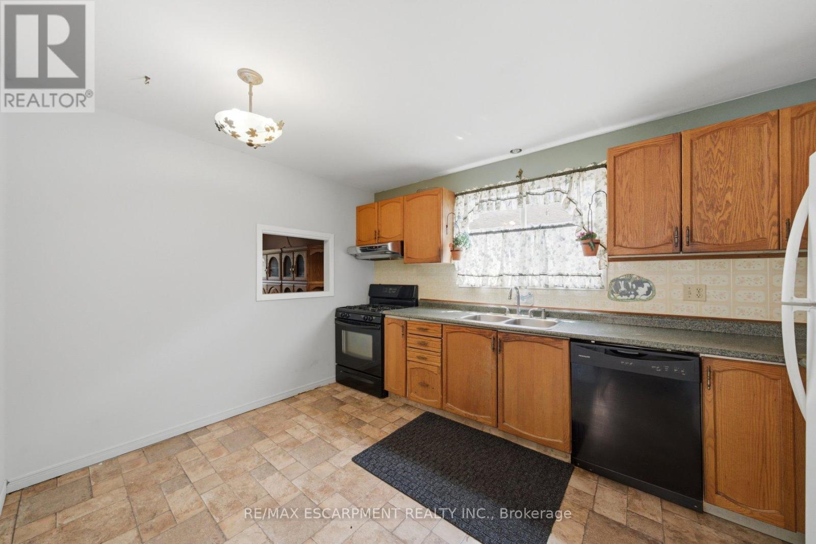 3 TWINOAKS CRESCENT - 4