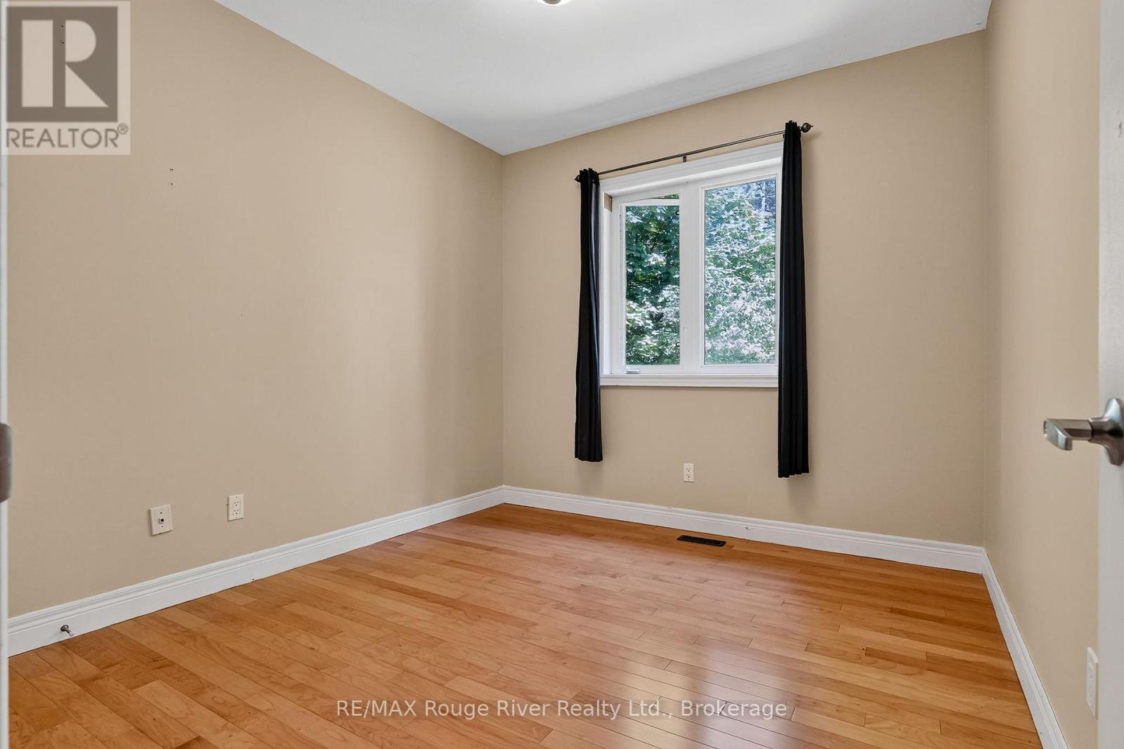 496 FOOTE CRESCENT - 29