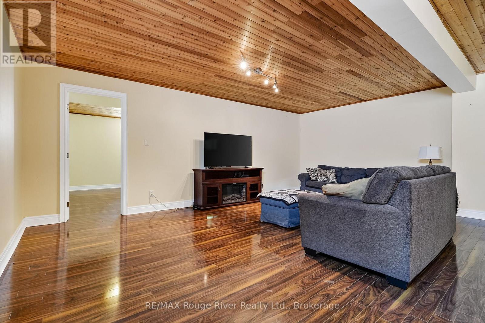 496 FOOTE CRESCENT - 33