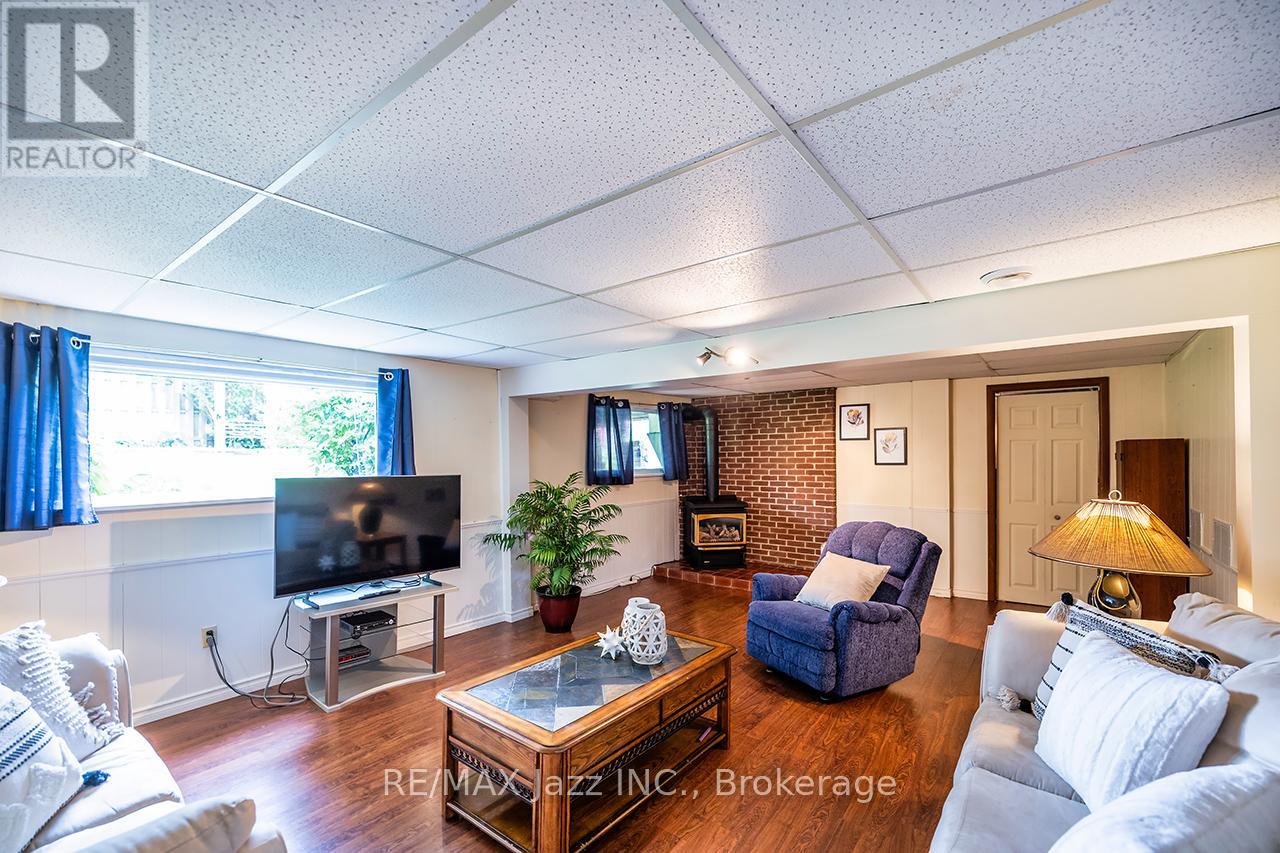 22 DEERPARK CRESCENT - 23