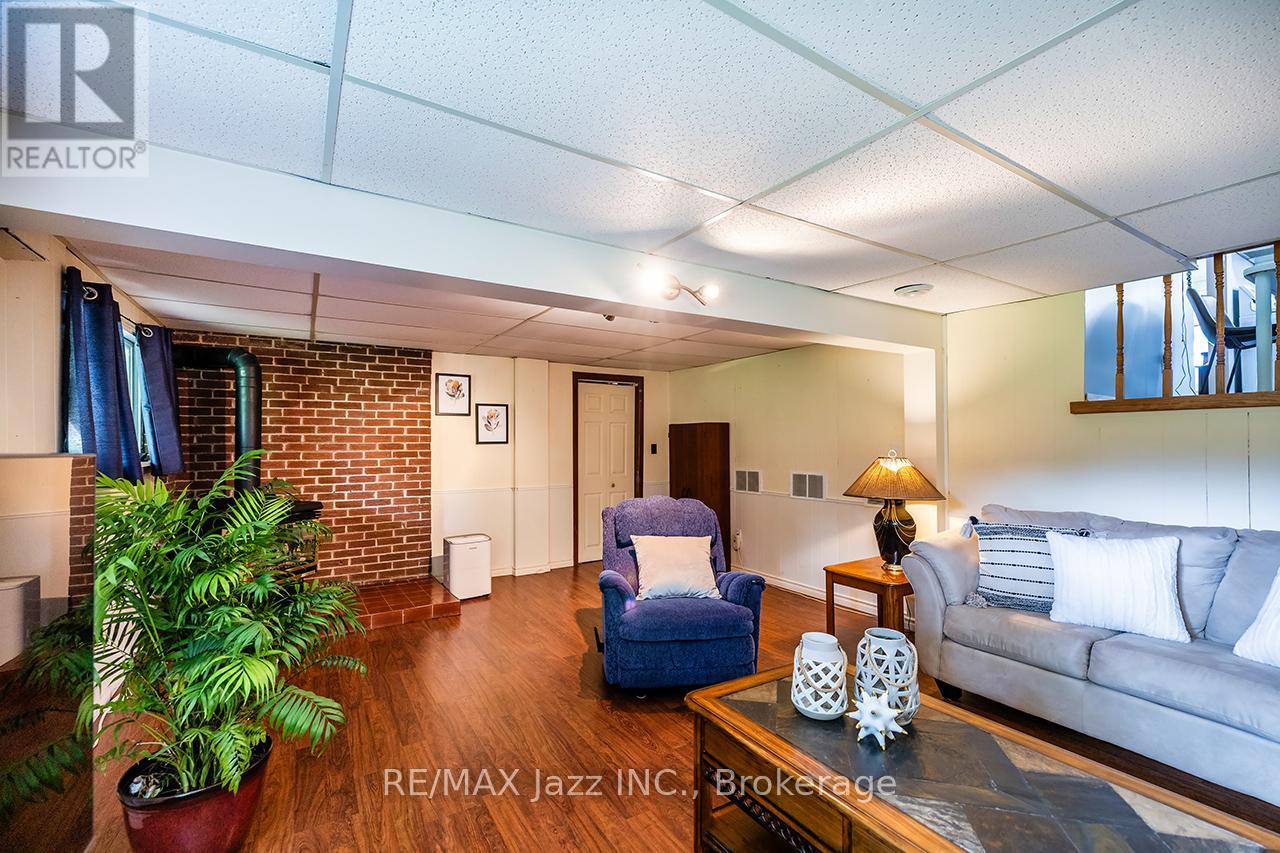 22 DEERPARK CRESCENT - 24