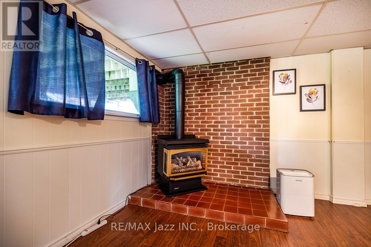 22 DEERPARK CRESCENT - 25