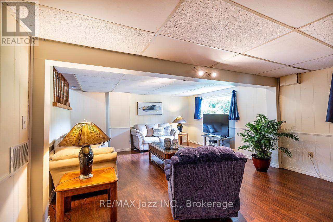 22 DEERPARK CRESCENT - 26