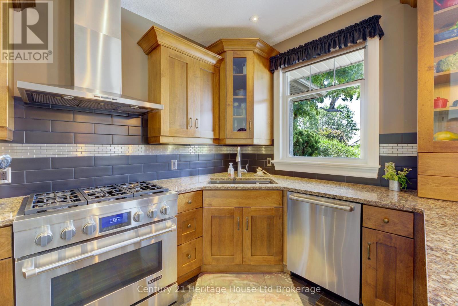 563 LAKEVIEW DRIVE - 15