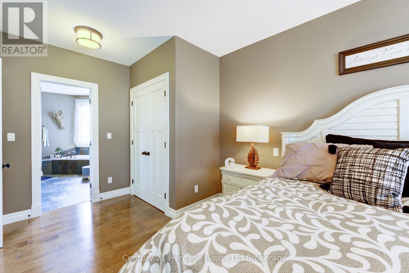 563 LAKEVIEW DRIVE - 19