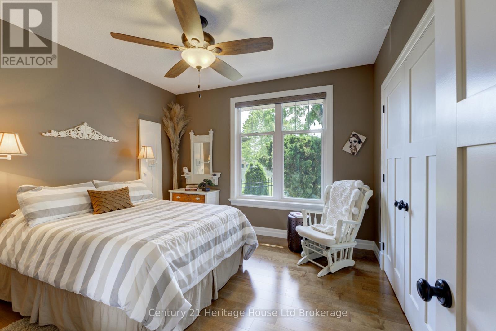 563 LAKEVIEW DRIVE - 25