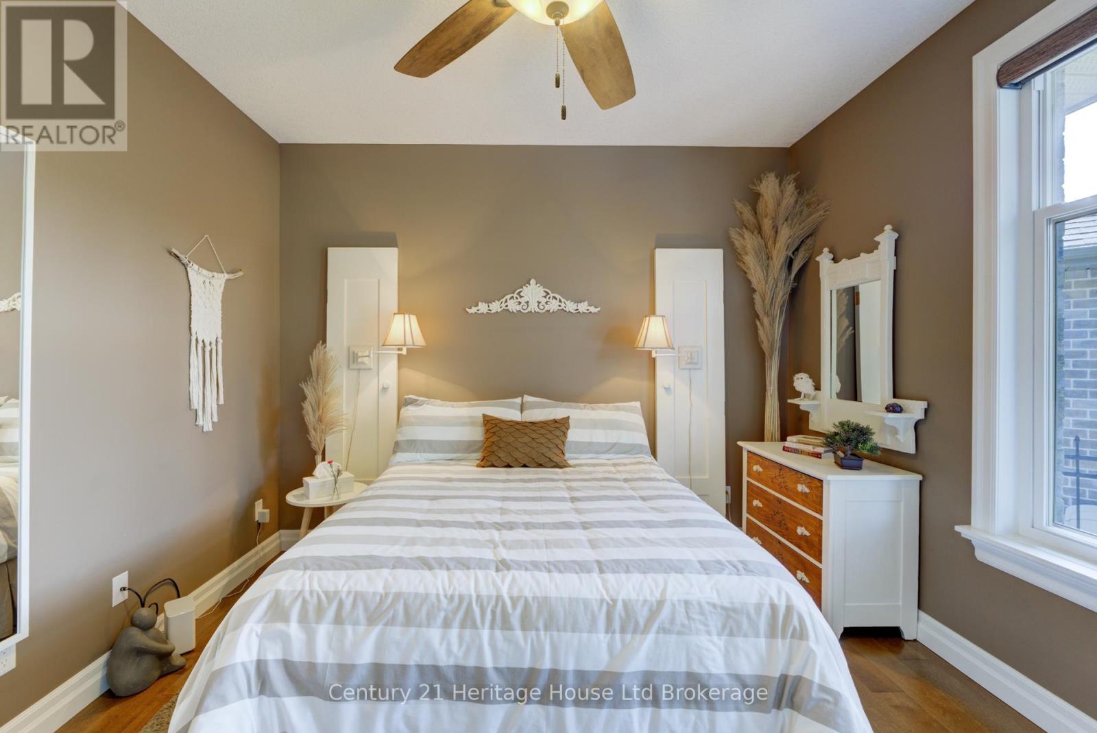 563 LAKEVIEW DRIVE - 26