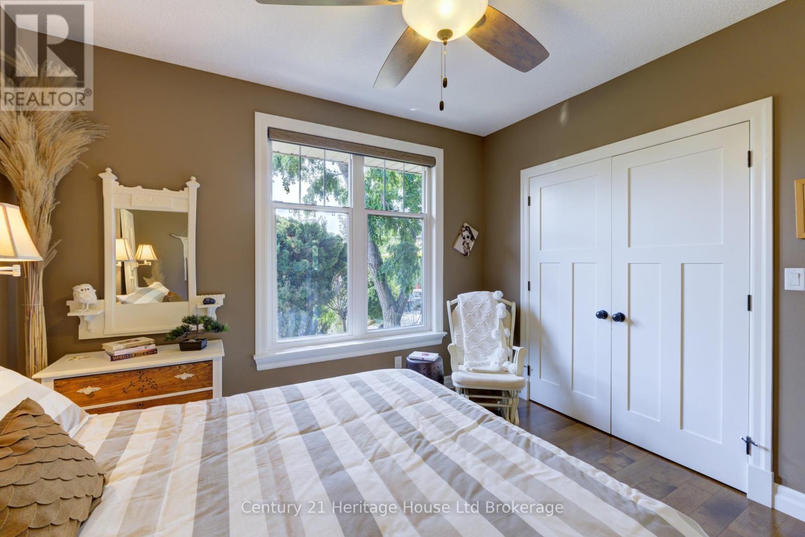 563 LAKEVIEW DRIVE - 27