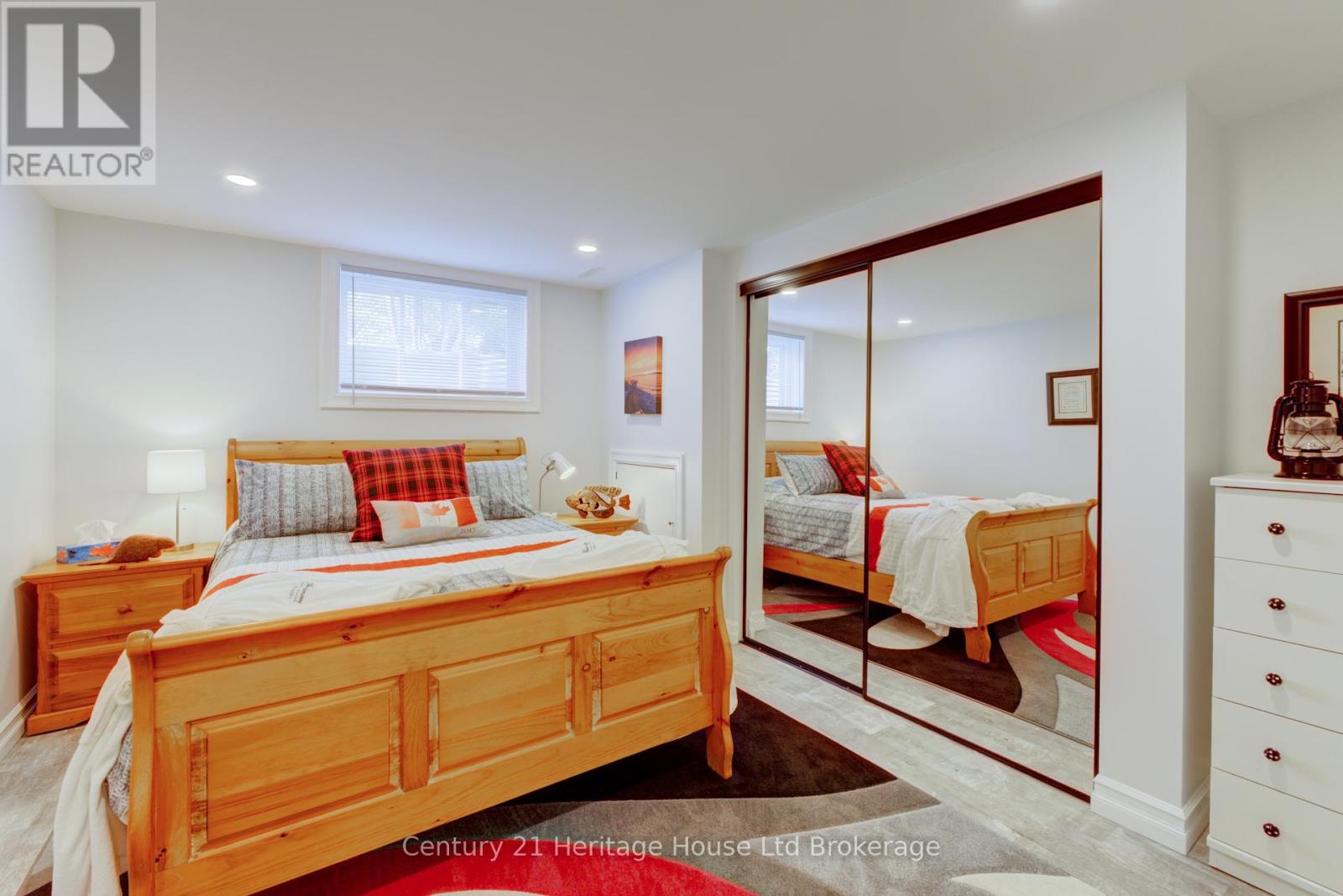 563 LAKEVIEW DRIVE - 33