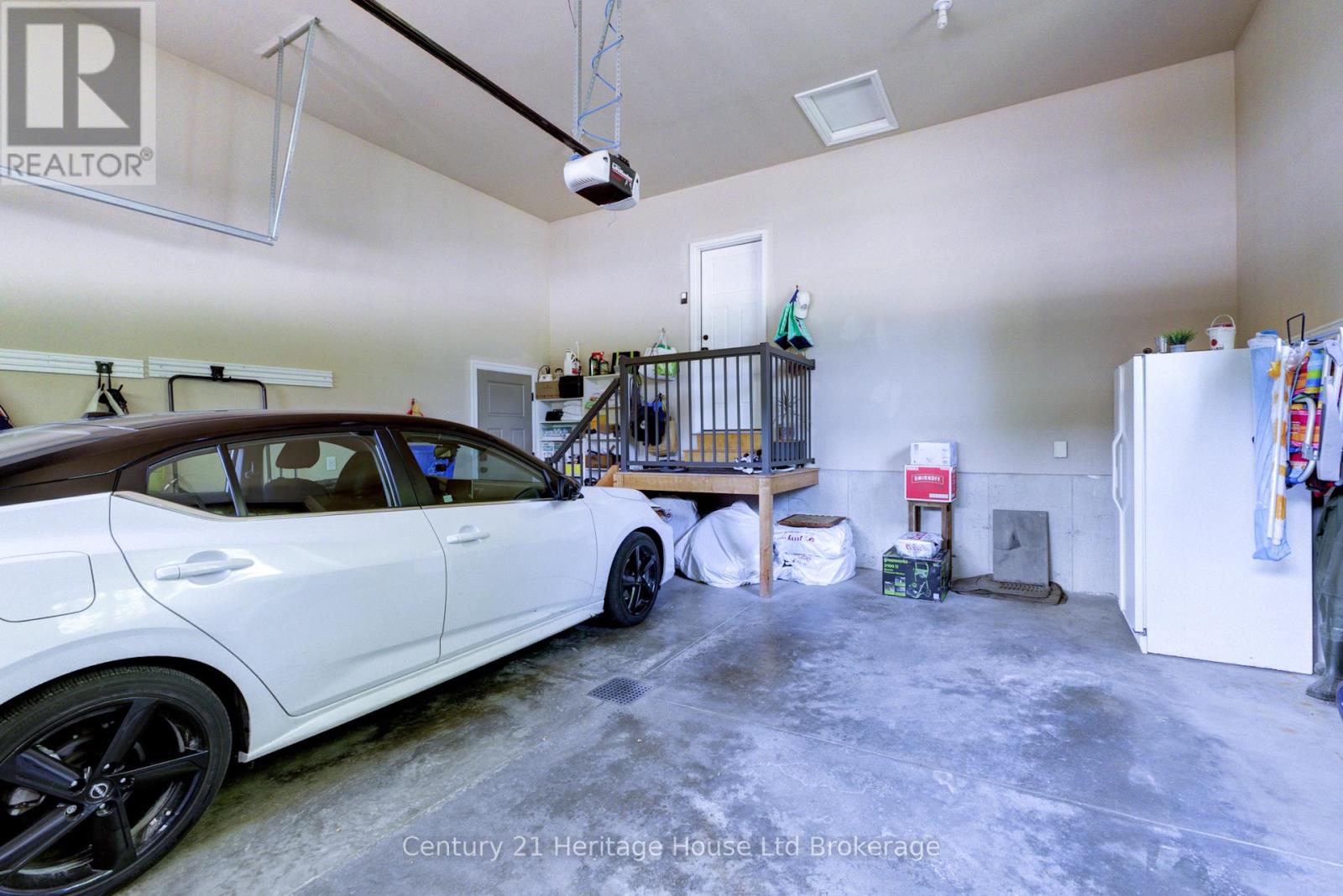 563 LAKEVIEW DRIVE - 35