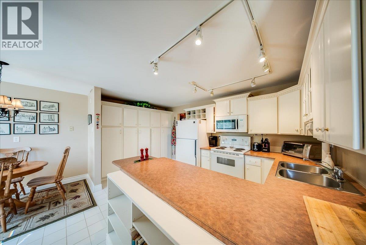 2390 McLeod Avenue - 7