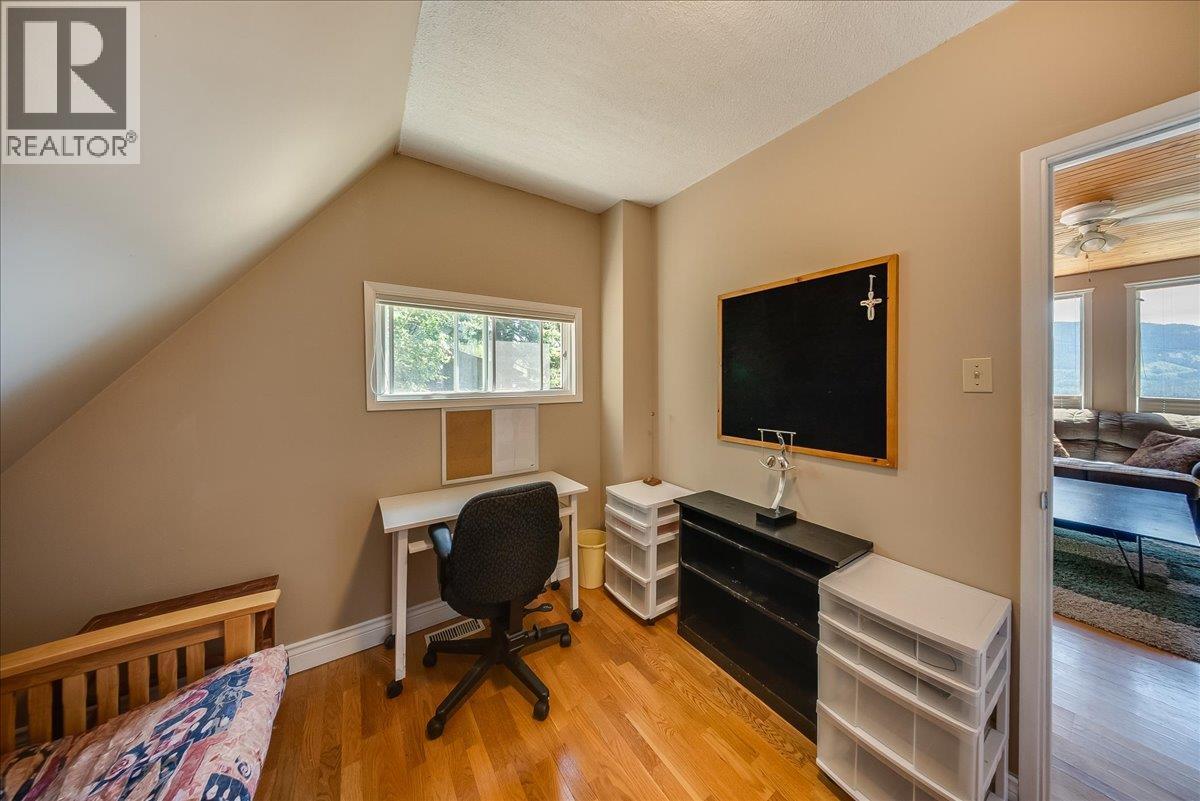 2390 McLeod Avenue - 33