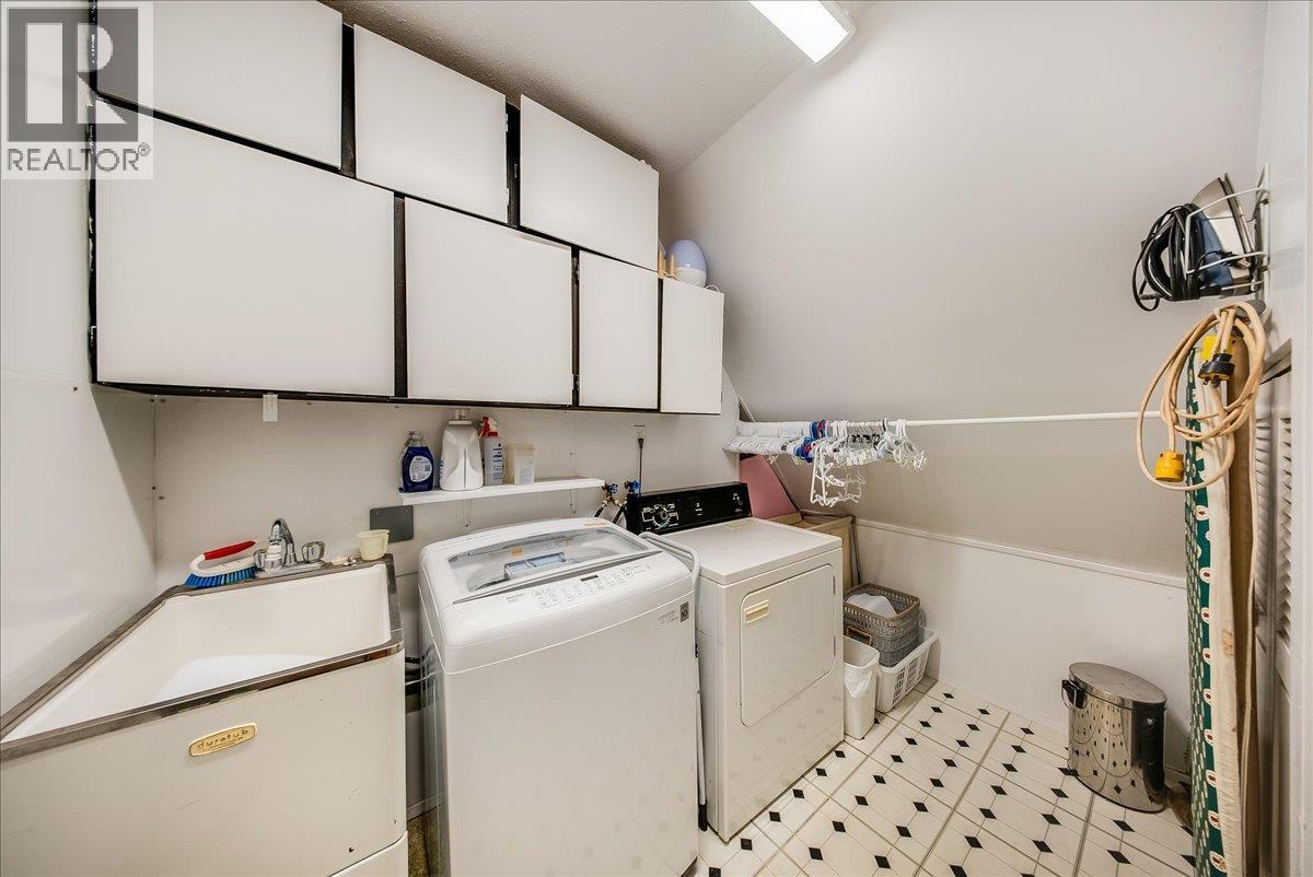 2390 McLeod Avenue - 34