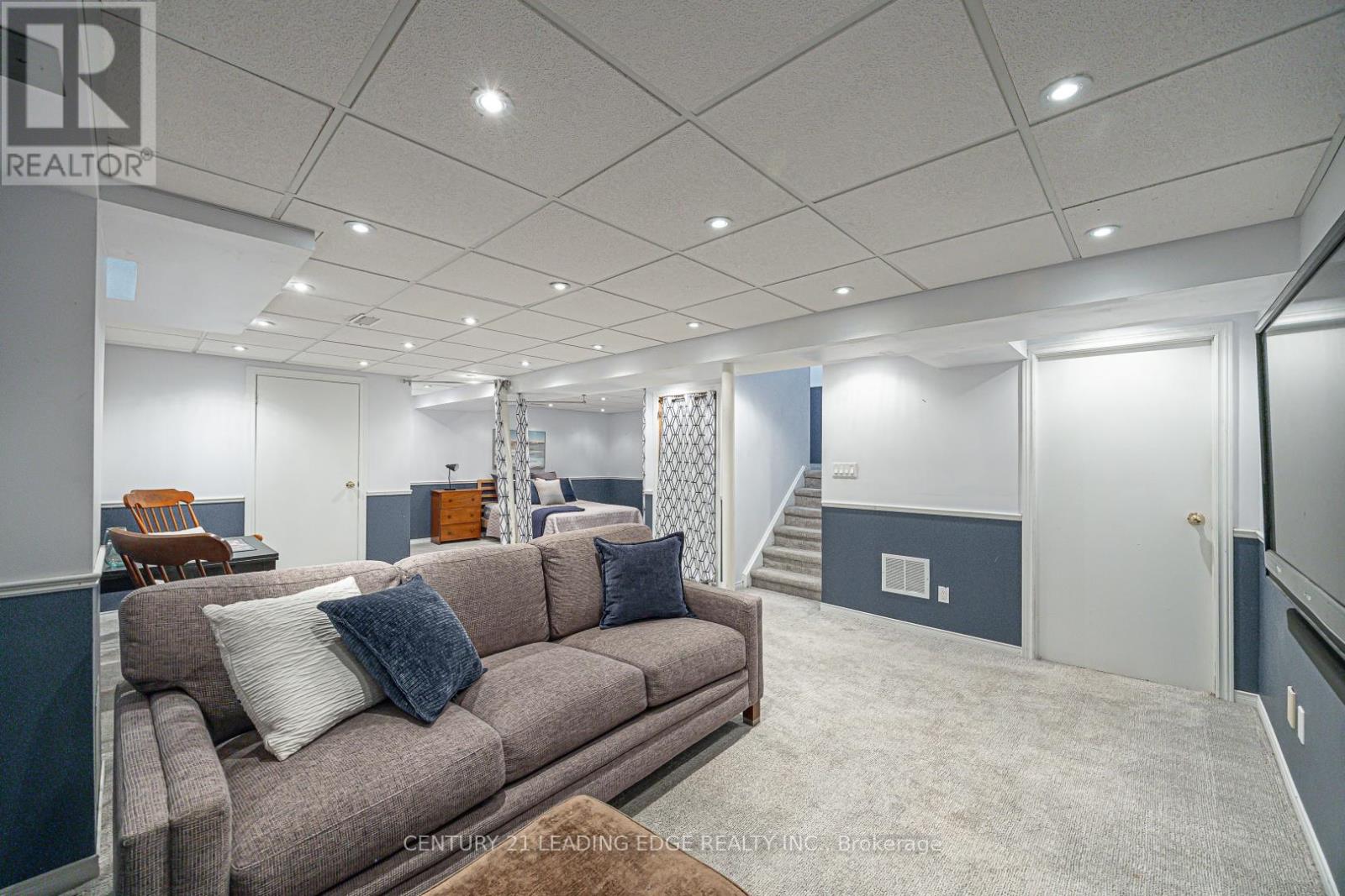 43 BISHOP CRESCENT - 19