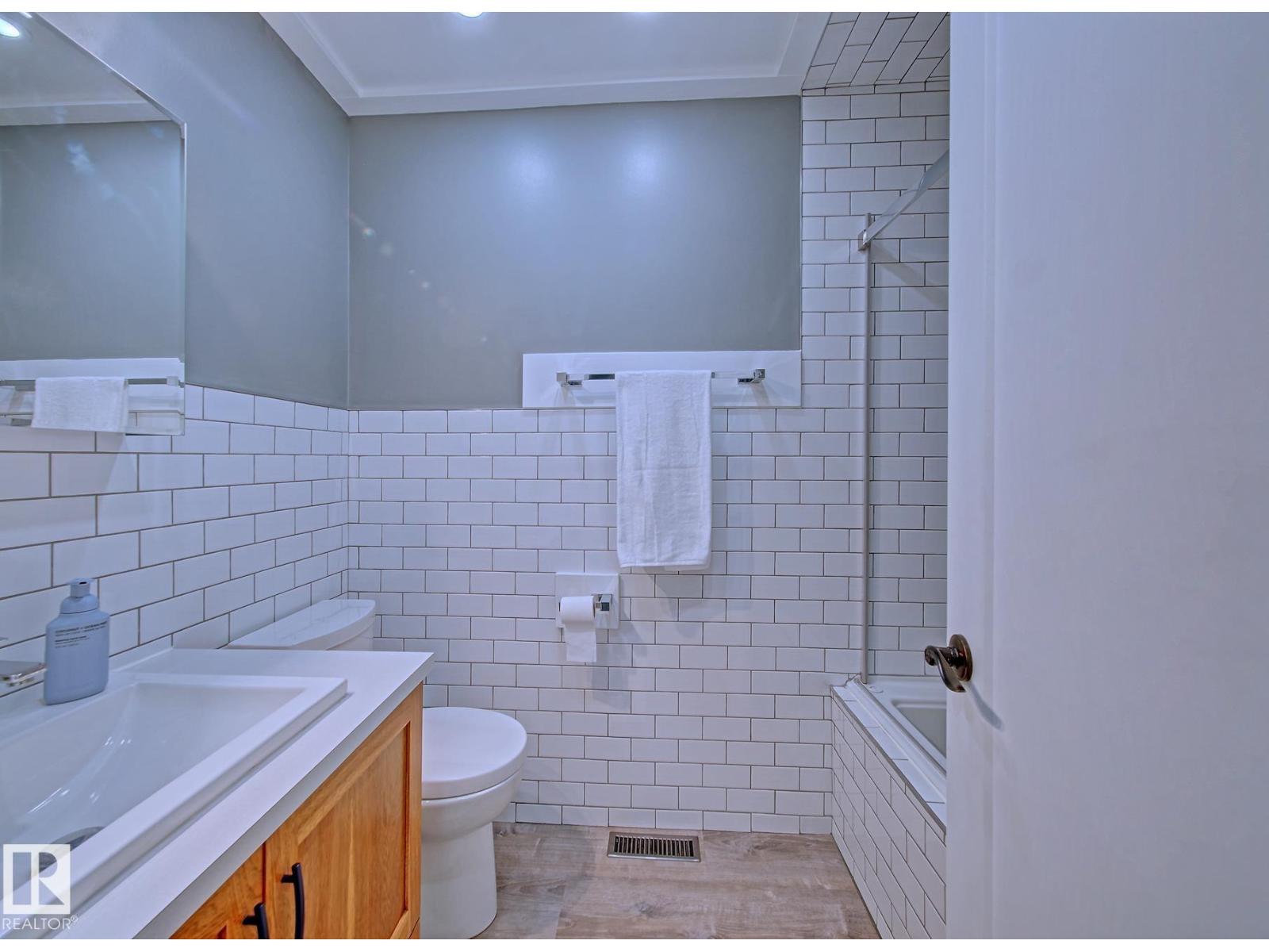 5007 47 ST - 25