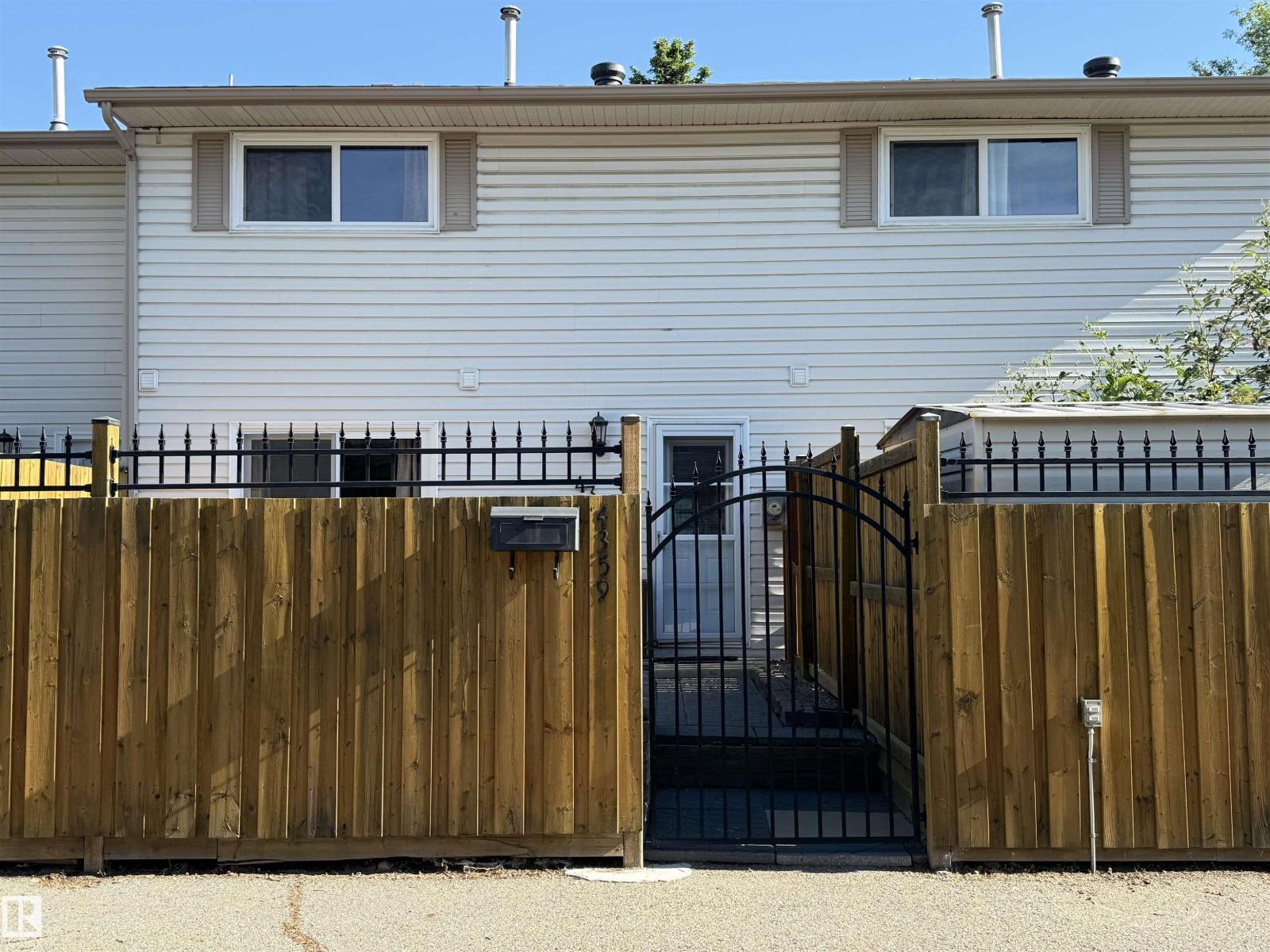 4359 46 ST - 1