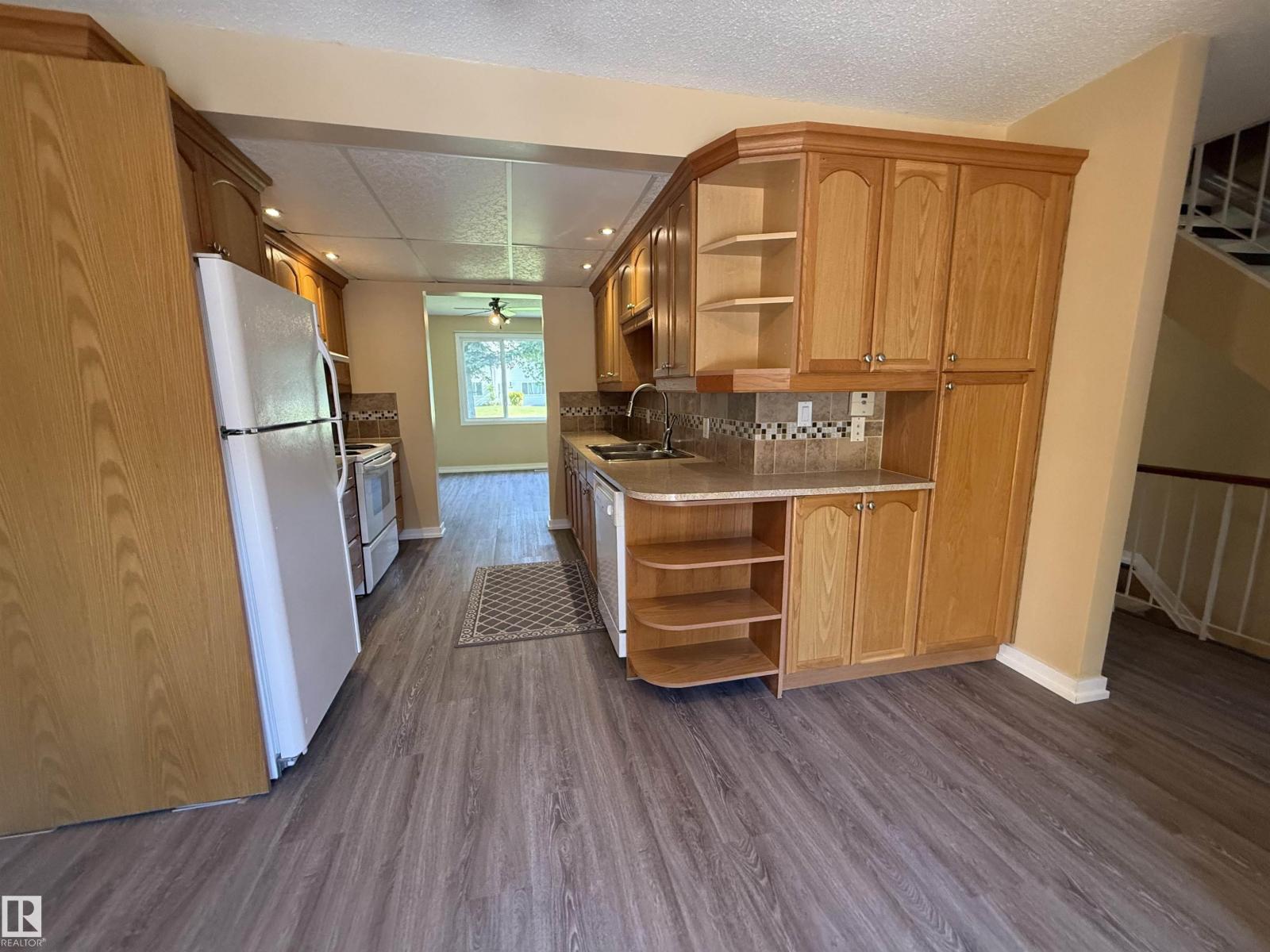 4359 46 ST - 10