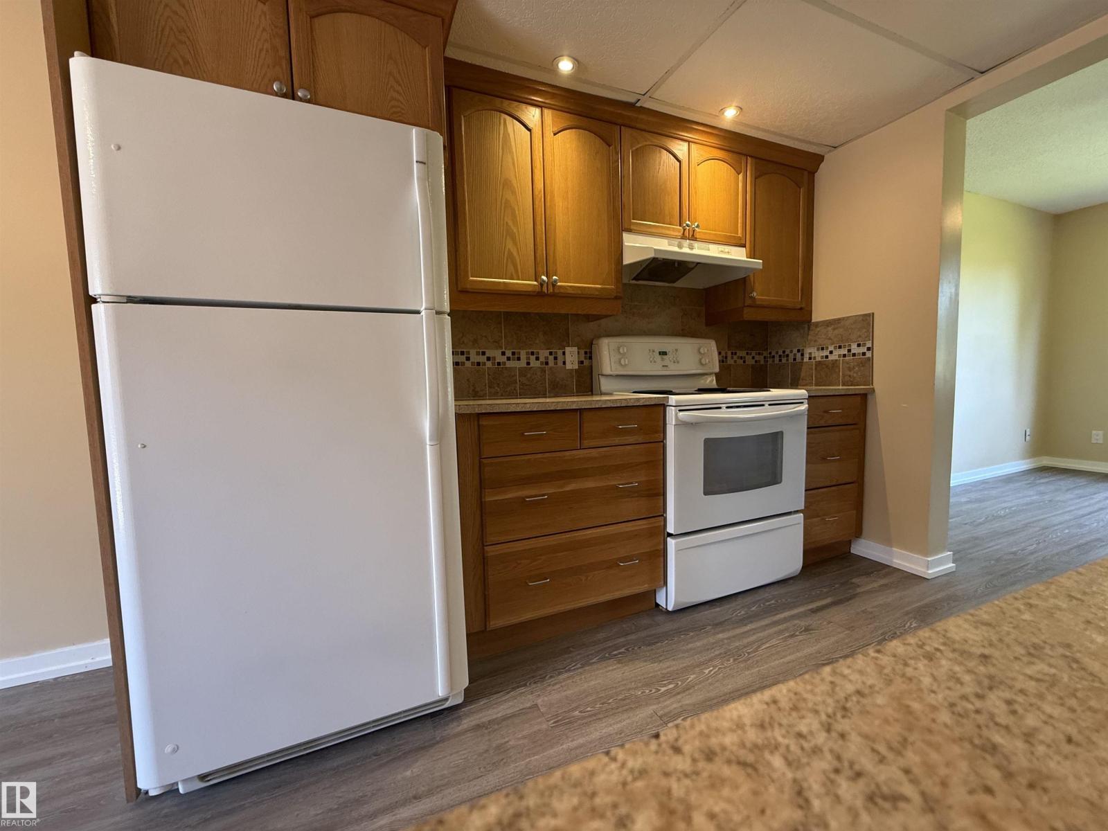 4359 46 ST - 11