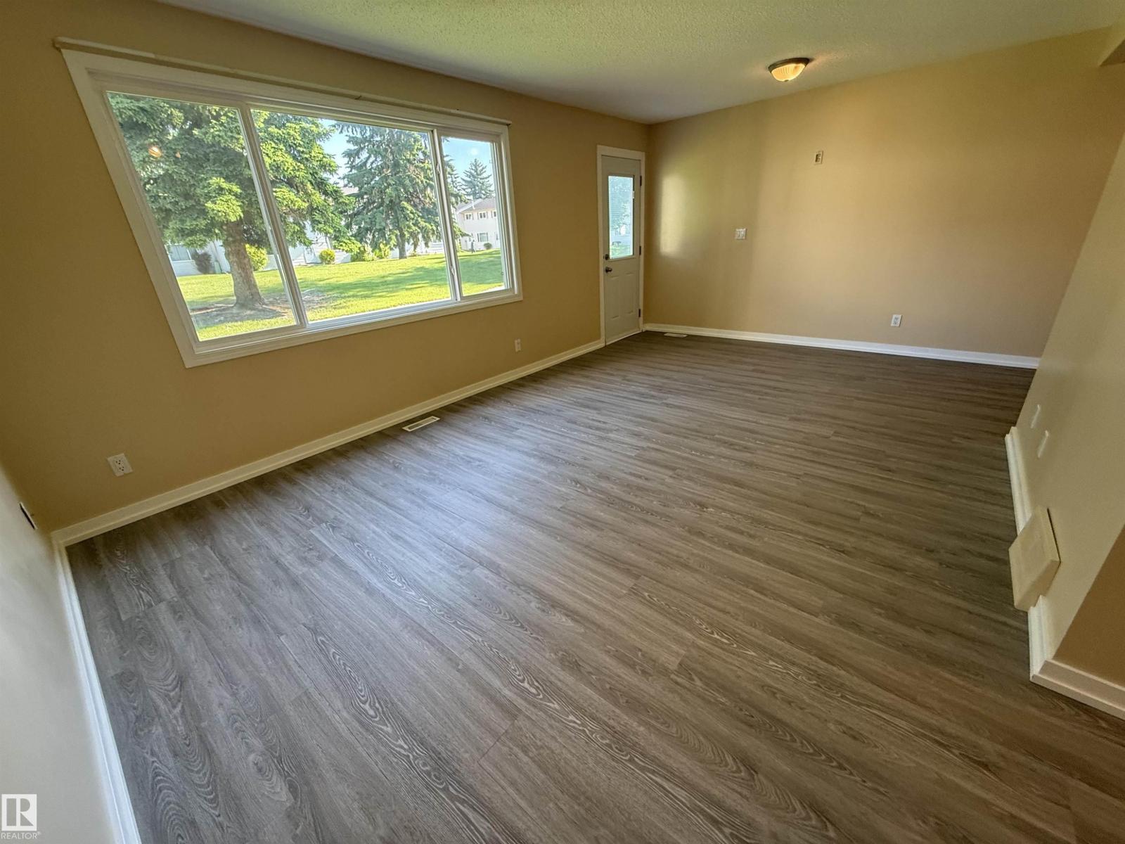 4359 46 ST - 14