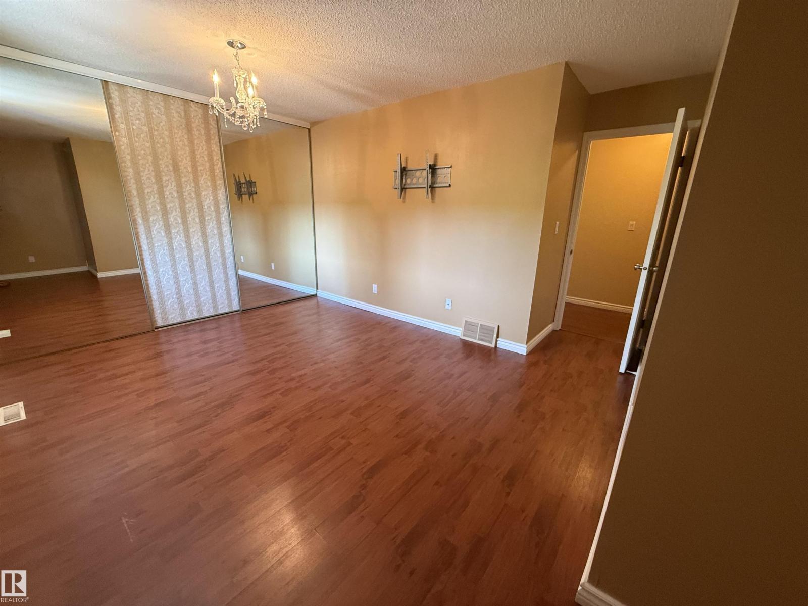 4359 46 ST - 16