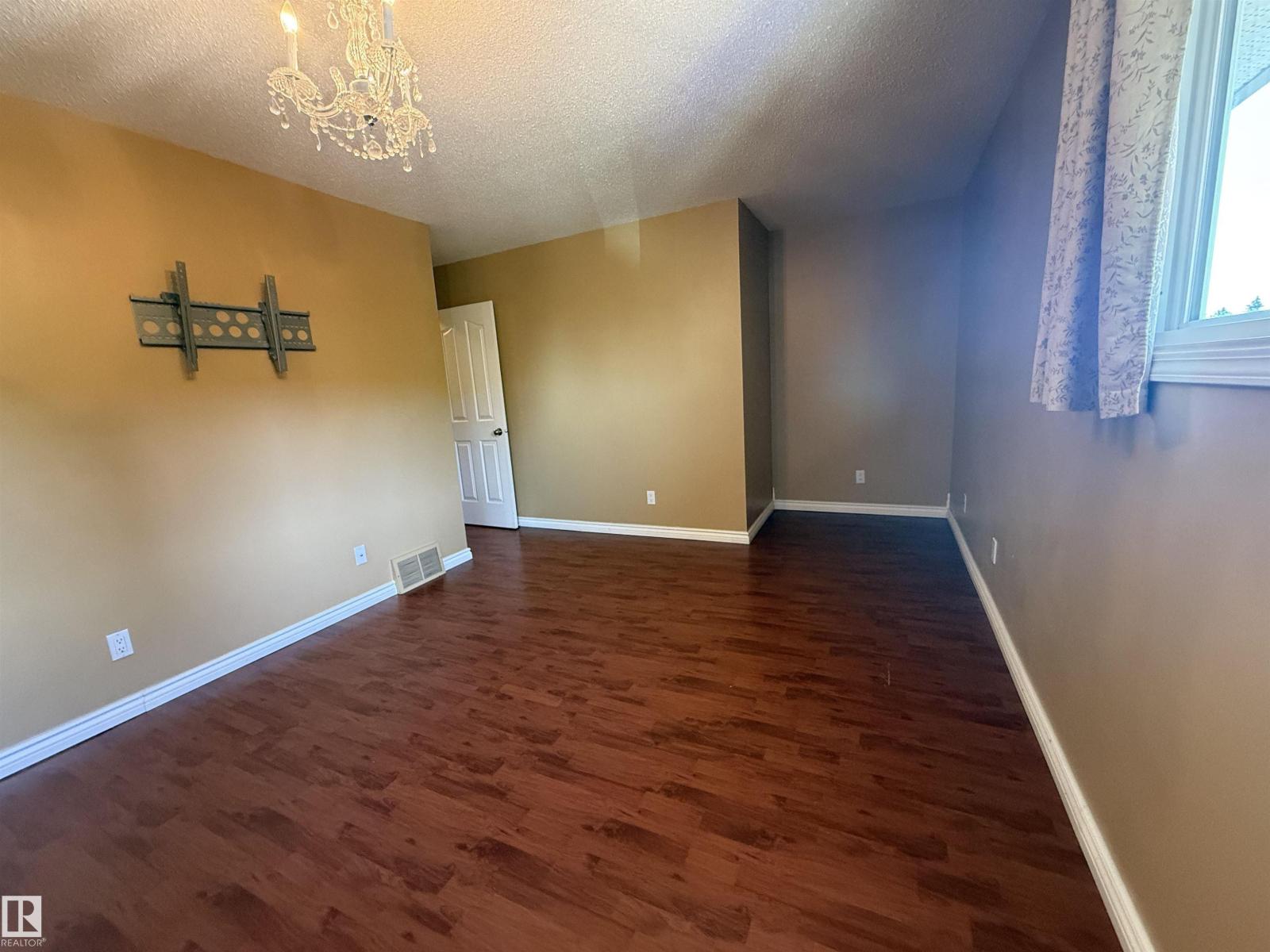 4359 46 ST - 17