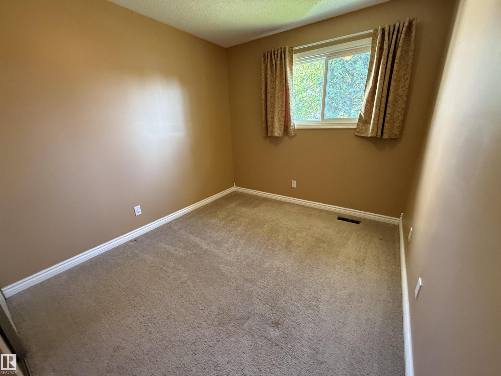 4359 46 ST - 22