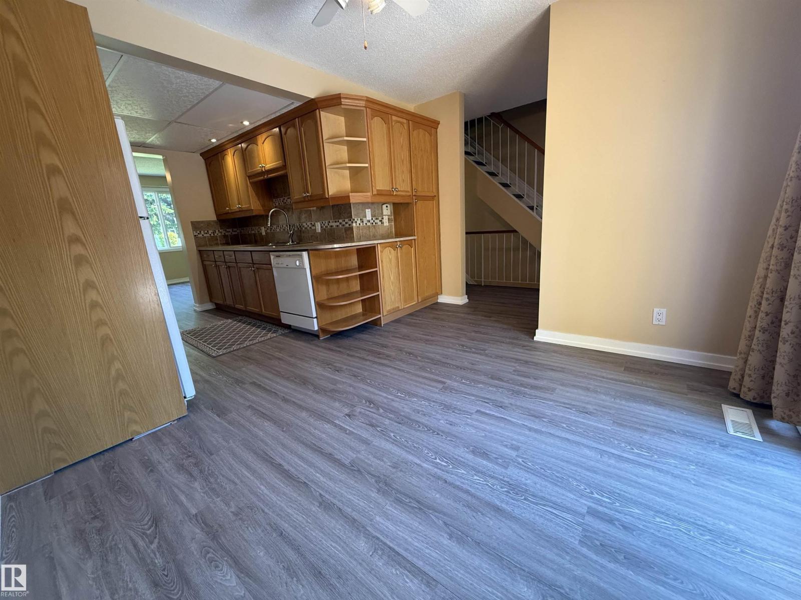4359 46 ST - 8