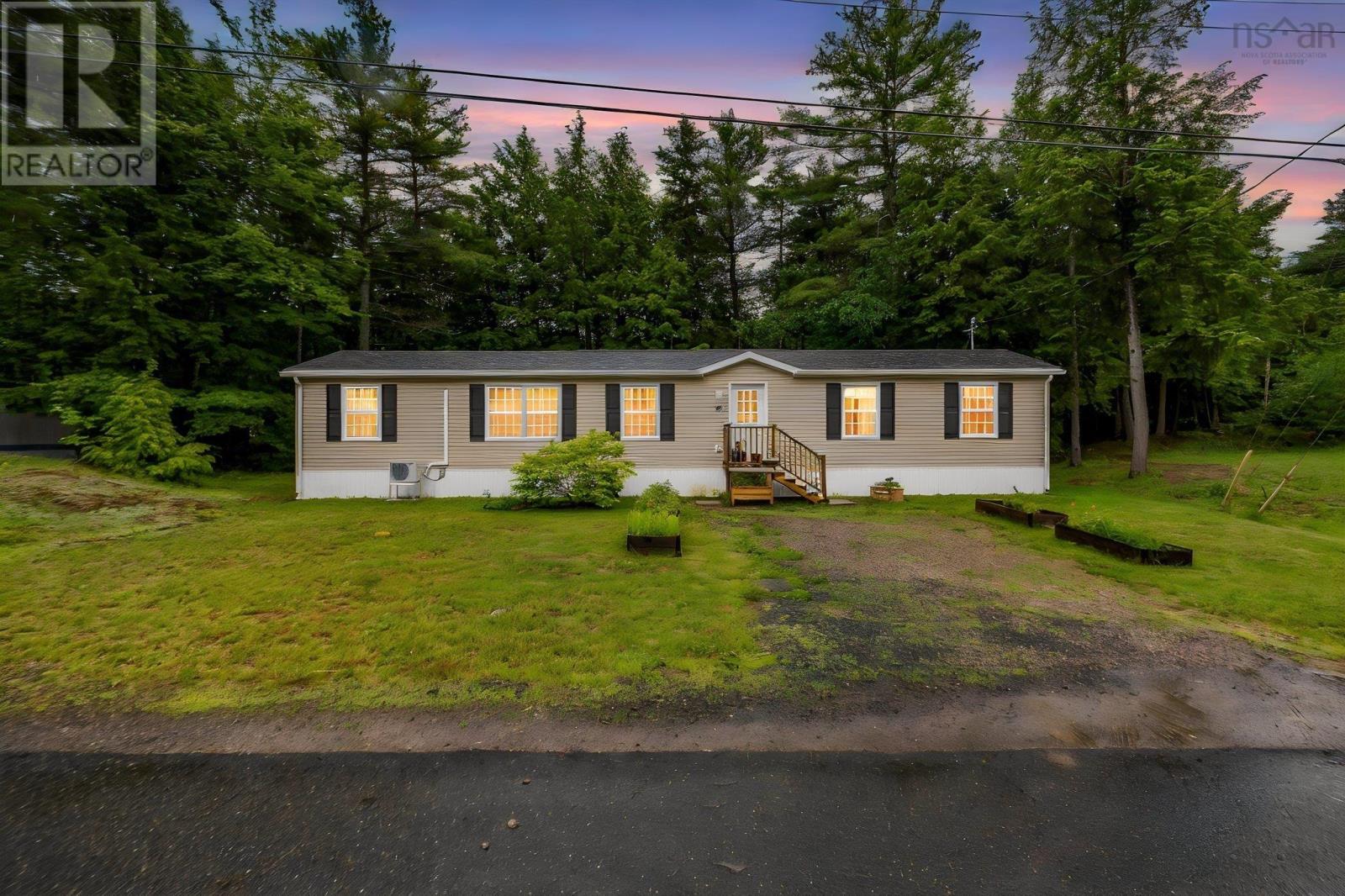 33 Shelby Crescent - 1