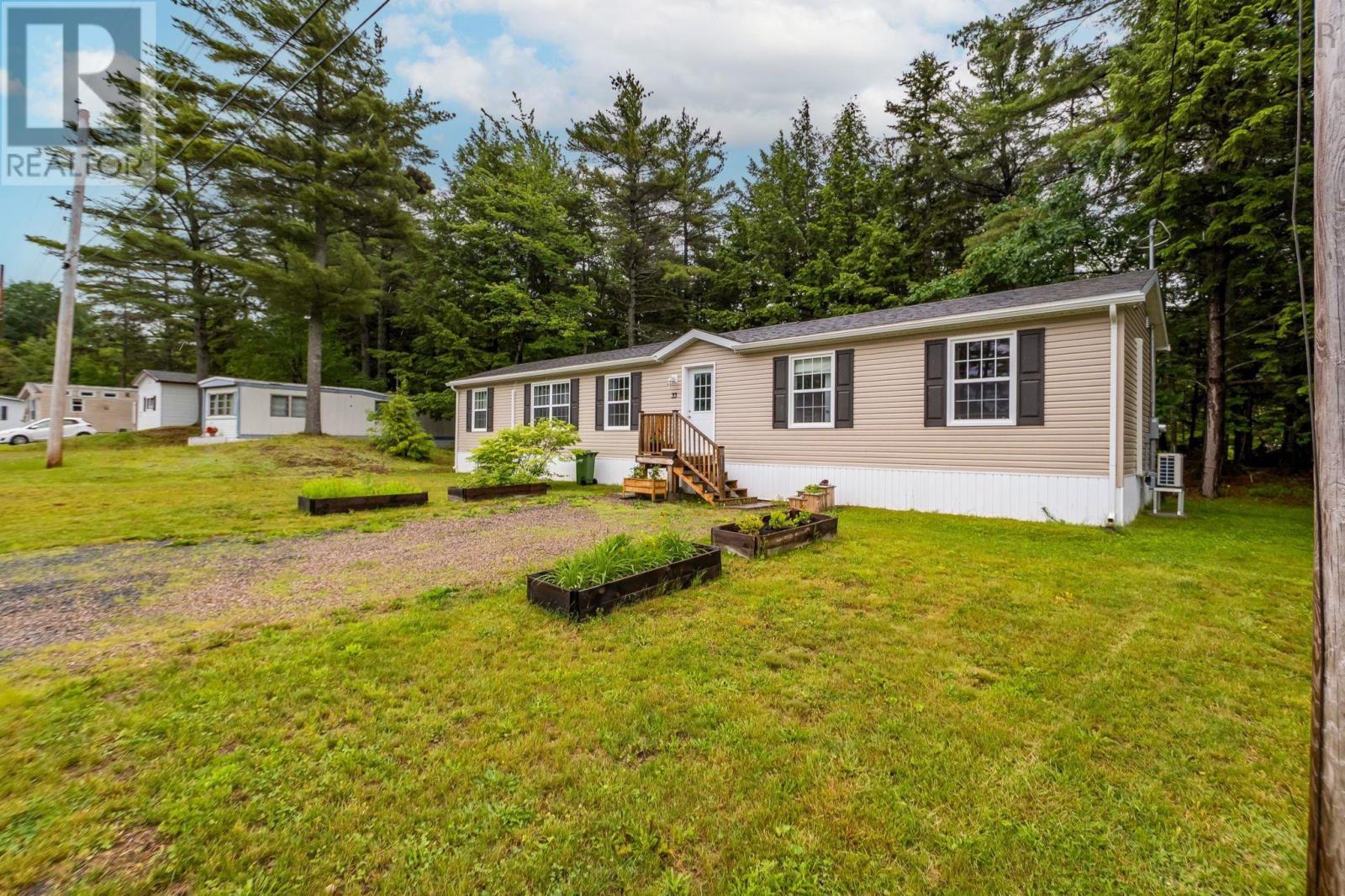 33 Shelby Crescent - 35