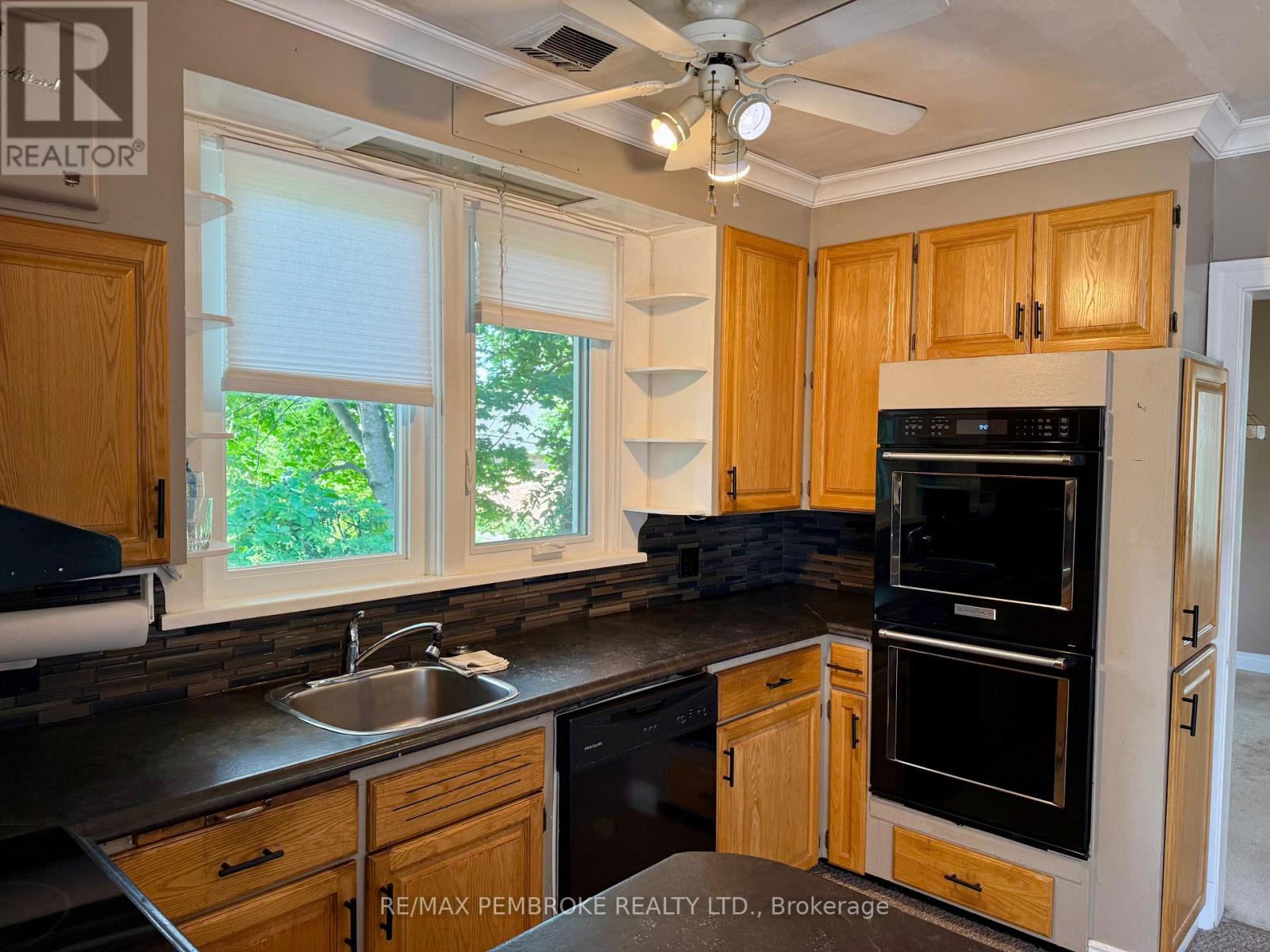 474 FRASER STREET - 3