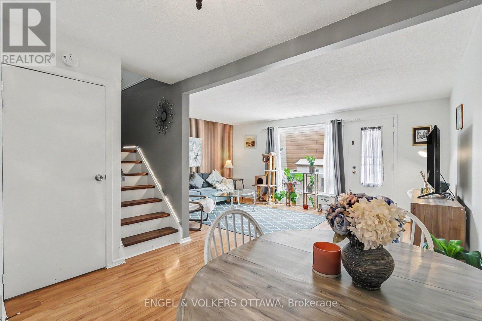 3 Bed, 2 Bath House for Sale in Ottawa – 87 – 7882 JEANNE D’ARC BOULEVARD, Ottawa – MLS# X13493404 - Image 10
