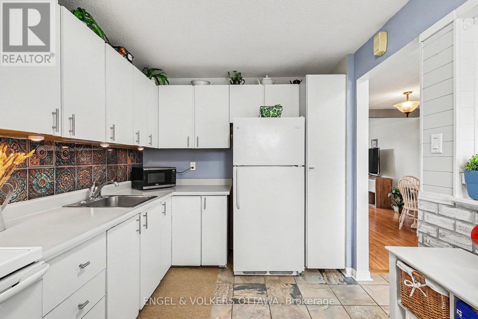 3 Bed, 2 Bath House for Sale in Ottawa – 87 – 7882 JEANNE D’ARC BOULEVARD, Ottawa – MLS# X13493404 - Image 18