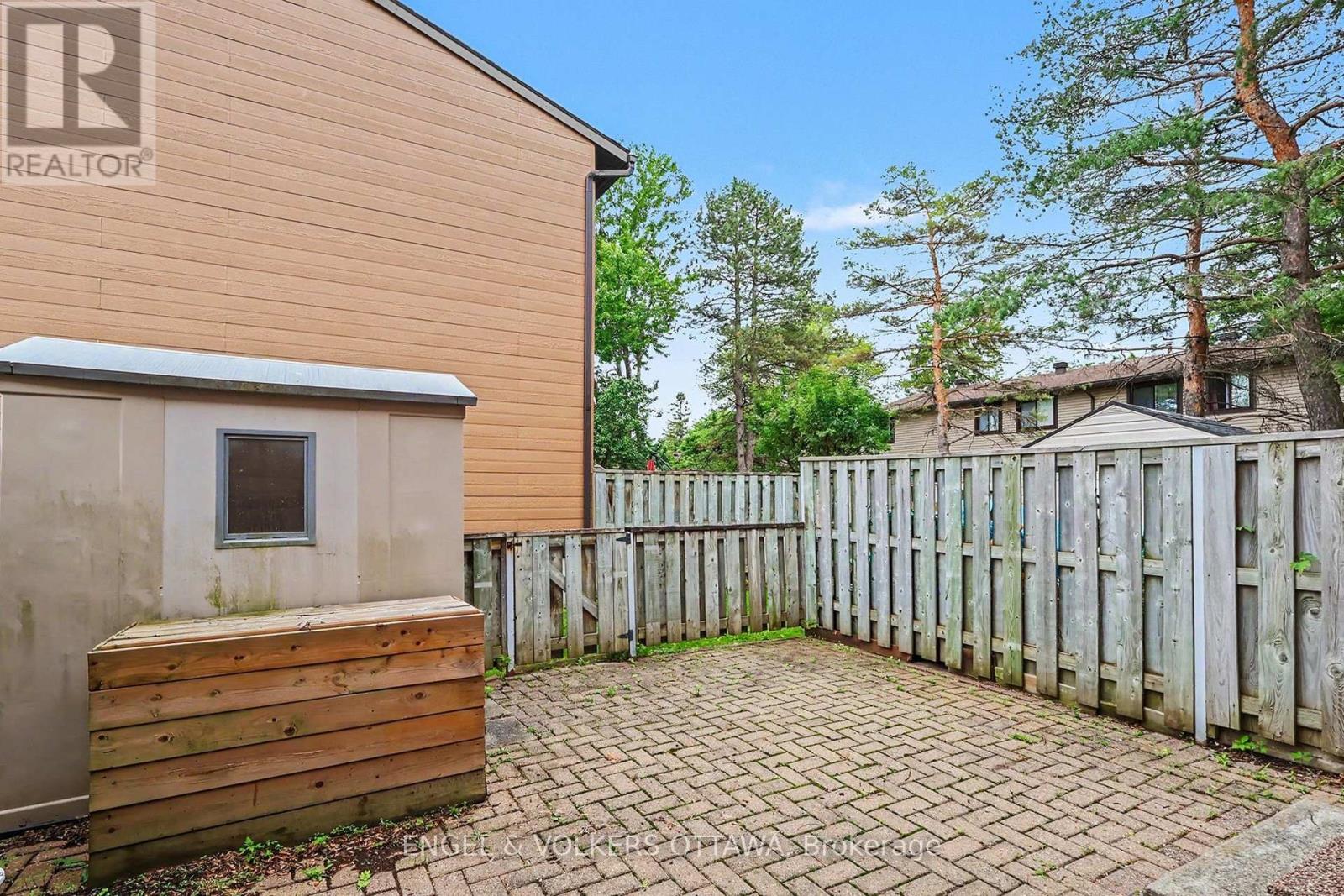 3 Bed, 2 Bath House for Sale in Ottawa – 87 – 7882 JEANNE D’ARC BOULEVARD, Ottawa – MLS# X13493404 - Image 28