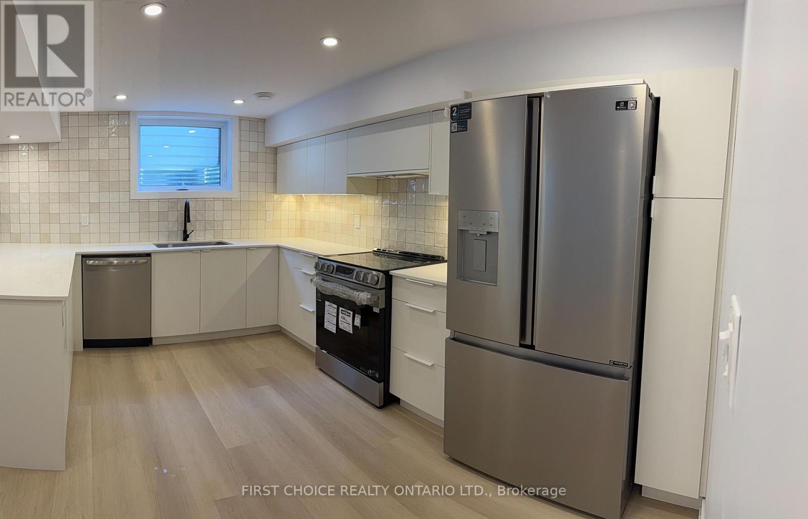 Gorgeous Kitchen - Granite Counter - 5 aappliance