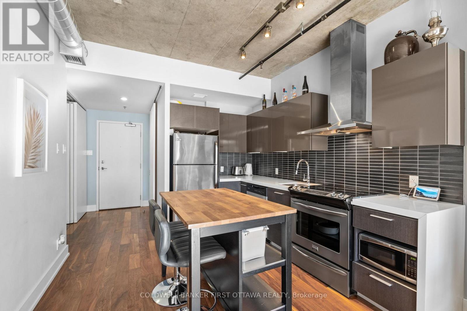#209 360 MCLEOD STREET - 13