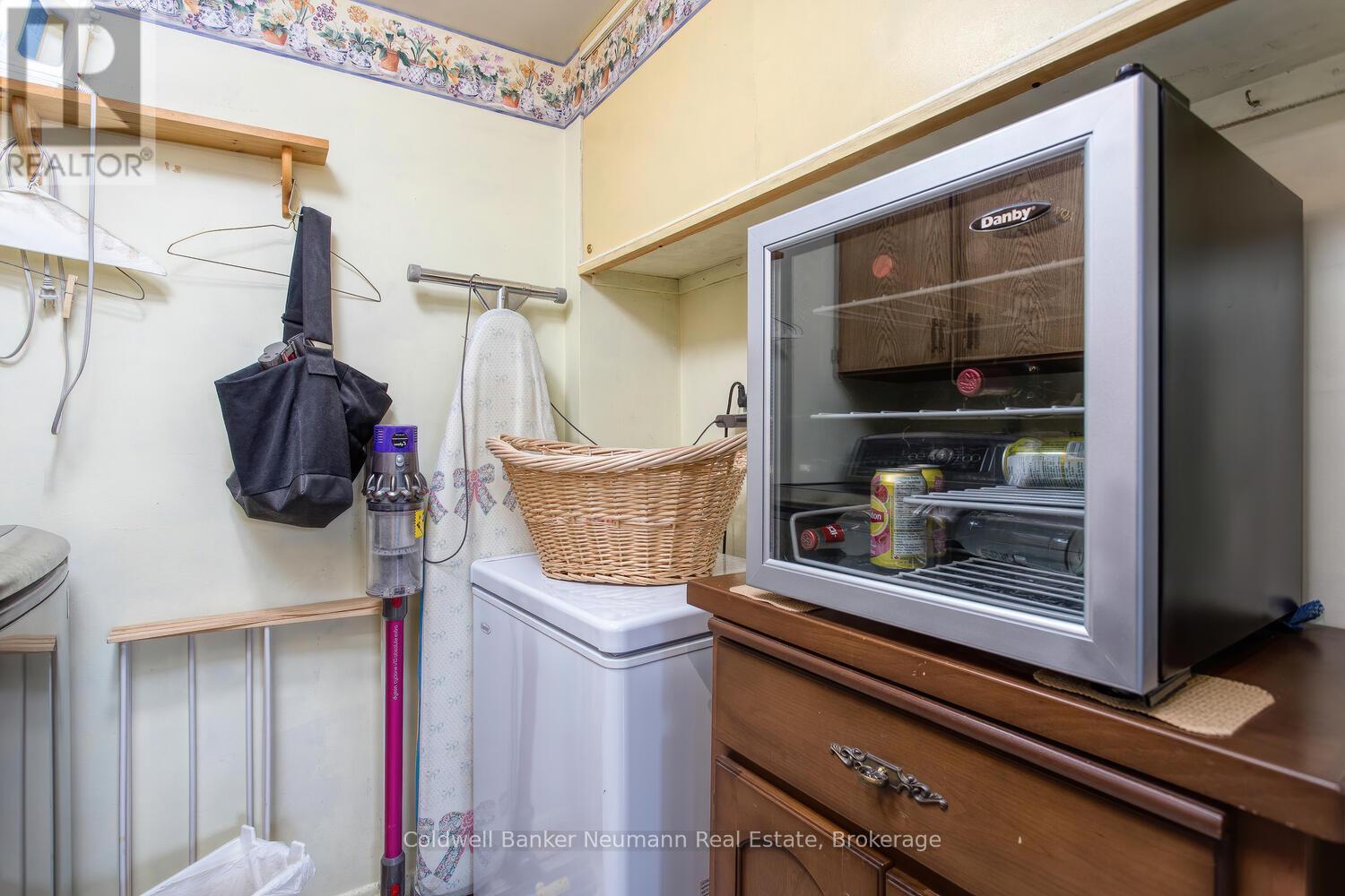 #205 23 WOODLAWN ROAD E - 34