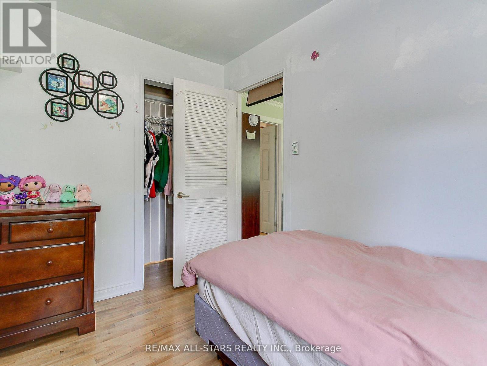 9 RIVERGLEN DRIVE - 11