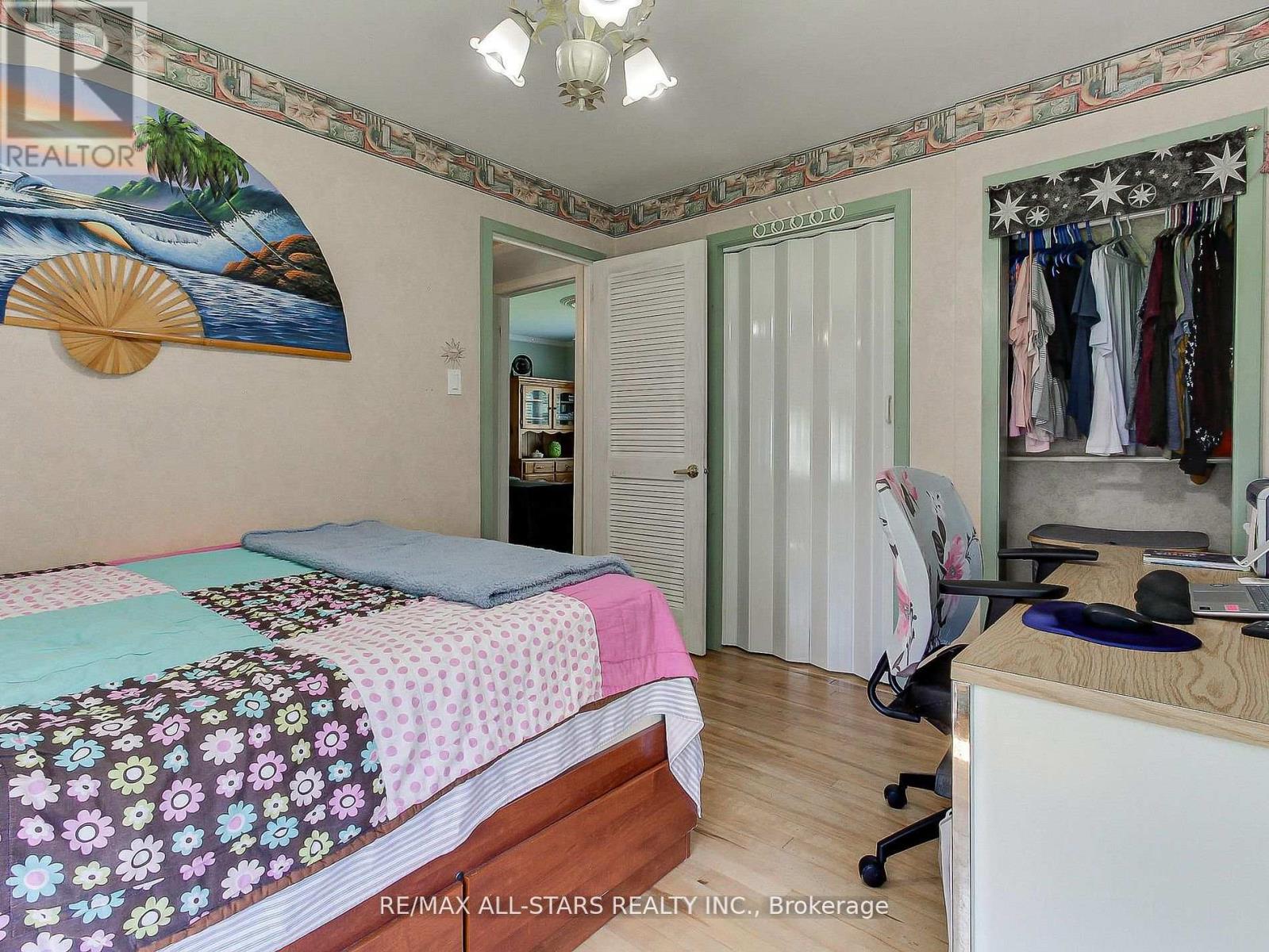 9 RIVERGLEN DRIVE - 12